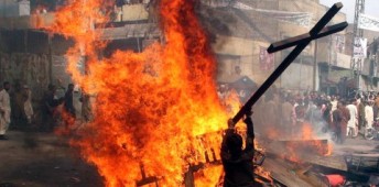 Musims-Burn-Christian-Homes-in-Pakistan-Christian-Persecution