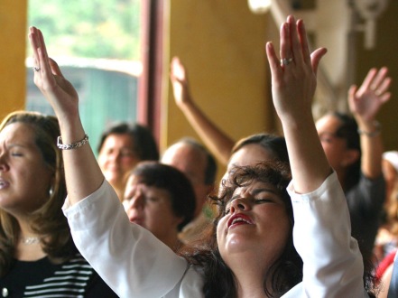 raising-hands-to-worship-God